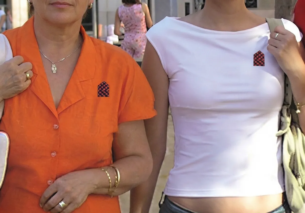 Pinchirulo prendido en la ropa de dos personas