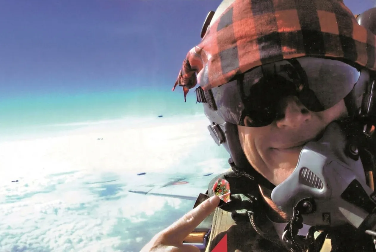 Piloto de avión con un Pinchirulo prendido